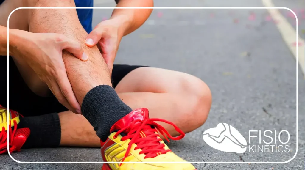 Dolor en la tibia por periostitis tibial en corredor